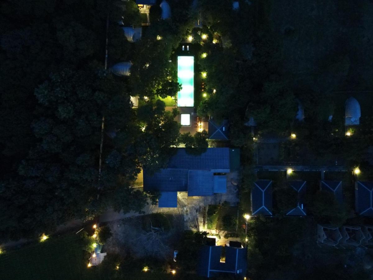 Nivadoo Resort Sigiriya Ngoại thất bức ảnh Aerial view of the house at night