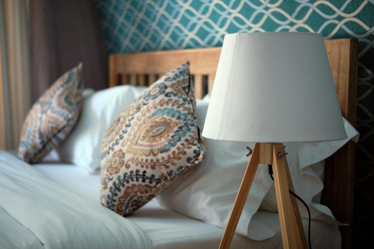 Nivadoo Resort Sigiriya Ngoại thất bức ảnh A tripod table lamp