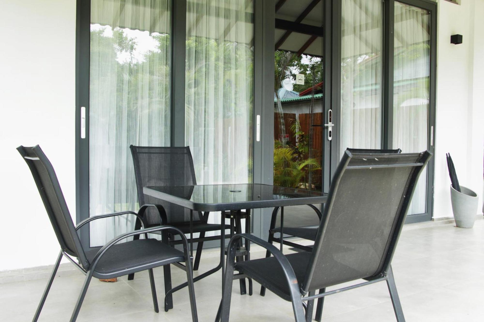 Nivadoo Resort Sigiriya Phòng bức ảnh A set of patio furniture